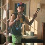 “뛰는놈위에는<b>베리</b>후래쉬누들이있을뿐”…최정훈, 장난스러운 여름→유쾌...