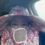 눈만 봐도 한지민, 꽃무늬 밭일 모자 써도 숨길 수 없는 미모