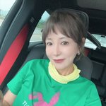 <b>원조</b> 책받침 여신' 이상아, 반려견과 '커플룩' 맵시 뽐냈다