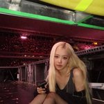 <b>로제</b>가 들고 있는거 뭐야?
