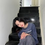 “계단 아래 잠시 멈춘 시선”…권은비, 여름의 <b>담담</b>함→청량한 휴식