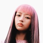 '바비 같은 얼굴' 레이...블랙+핑크 조합으로 '사이버 펑크'스러워