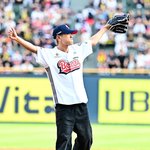 [사진]크러쉬, 조이 시구를 마치고 멋지게