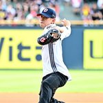 [사진]크러쉬, 신효섭 조이 스트라이크를 향해