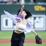 [포토] 트리플에스 <b>나경</b> '사직야구장 찾아 힘찬 시구'