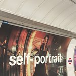 블핑 지수 <b>런던지하철</b> 광고판봐