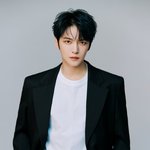 김재중이 말한 '한강 저녁 공연의 필수템'…"조명 역할도 하니까"...