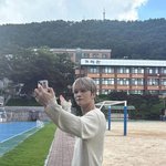 <b>상위</b> 0.05% 블랙카드 쓰는 김재중, 모교에 금의환향‥비주얼은...