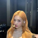 “깊은 시선이 멈추게 하네요”…크러쉬 조이, 금발 웨이브→신비미...