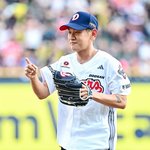 [사진]크러쉬,조이 <b>시구</b> 기분 좋아