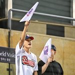 [사진]크러쉬, 조이 끝까지 직관