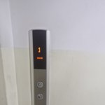 [어케생각해] 저희 집에 엘리베이터가 잠깐 고장났다가 <b>복구</b>됐습니다.