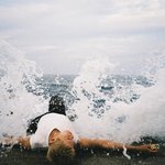 <b>파도</b>에 몸을 맡겼다”…크러쉬, 조이 여름 해변→감정의 해방