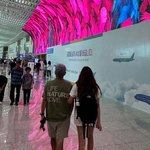 <b>백발</b>된 윤종신, '170cm' 딸 라임이와 투샷 공개…"모델인...