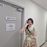 “드디어 오늘 볼 수 있는 <b>세라</b>다아”…장다아, 설렘 속 등장→꽃무늬...