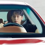 '임지연' 이도현, 전역 후 첫 광고현장…레드카 몰고 '강렬'