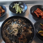 김치와 <b>무말랭이</b> 사이에 있는 저게 뭔지 아시는분...