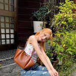 오후의 여유”크러쉬 조이, 자연<b>빛</b> <b>아래</b>→따스한 미소와 청량한 기운