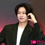 42세 미혼' 김희철, 동갑내기 가수와 열애설…결국 입 열었다 "가족...