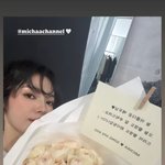 44세 송혜교 꽃다발 받고 은은한 <b>미소</b>…완벽 미모 자랑