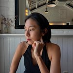 “차분한 여름 낮의 고요”…유이, 단정한 시선→실내를 채운 여운