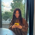 티아라 <b>효민</b>, 빅사이즈 안경으로 얼굴 '소멸'…스타일리시한 일상...