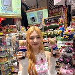 크러쉬 레드벨벳 조이, 인형 들고 터진 러블리 미소...'청량감...