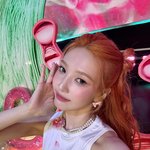 “오늘도 러비들 덕분에 행복해요”…크러쉬 조이, 몽환적 무드→빛나는...