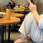 <b>카페</b>에서 이러고 있는 거 역겹지 않음>