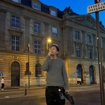 [SCin스타] "<b>불법</b> 아니야?"..'현아' 용준형, 파리 길거리서...