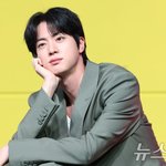 [단독] BTS 진, 오랜 인연 매니저 결혼식 사회…의리의 한국행
