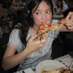 제니, 얼굴보다 큰 피자 폭풍 <b>먹방</b>…러블리 미모에 가려진 식탐