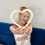 “사랑 가득한 하루”…크러쉬 조이, 환한 <b>미소</b>로 무더위도 압도