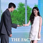 공명이 내민 손에 '가위'로 응답한 신은수 [<b>TF</b>사진관]