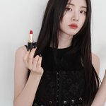 “새빨간 <b>무드</b>가 감돈다”…신시아, 고요한 시선→립스틱으로 완성한...