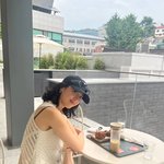 <b>김민정</b> 앞은 단정한데 뒤는 파격, 등 노출 의상에 시선집중