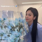 송혜교, 꽃다발 품에 안고 수줍 ''.."감사합니다"