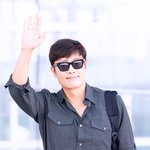 [댓글부탁해] [현장포토] "비주얼이 영화다"...이병헌, 조각의 <b>손인사</b>