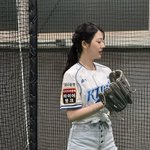 장원영 친언니 장다아, 동생은 <b>시축</b>→언니는 시구…핫팬츠 입고 열심이네