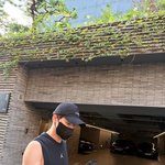 “<b>도시</b>의 여름, 고요히 스며든 순간”…김준수, 검은 조각→여유로운...