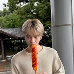 김재중, 휴게소 런웨이 만드는 비주얼…<b>닭꼬치</b> 들고 있어도 멋지네