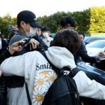 신혜성, 모자 푹 눌러쓰고..'음주운전+<b>차량</b>절도' 경찰 출석 (연중)