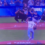 신시내티 레즈도 방탄 뷔 시구에 박수침