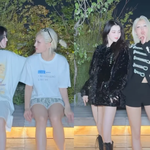 <b>DM</b> 안 읽더니? 한소희·전소미, 역대급 미모 폭발 투샷