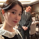 아이유, <b>문체부</b> 장관상 수상했다…"대장 축하해" 경호원이 직접...