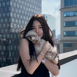 “47세라고?” 김사랑, 반려견 꼭 껴안고 환한 미소