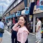 '50세 <b>미혼</b> 25년 째 연애' 오나라…핑크색 찰떡으로 소화하는...