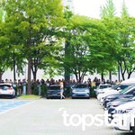 다이너마이트 컴백에 모여든 팬들’ (<b>동물</b>농장 출근길) [HD포토]