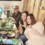 ‘조정석’ 거미, 둘째 임신 D라인 포착…회식 자리서 <b>미소</b>