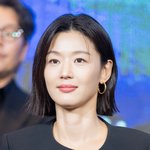 [베스트클릭] [현장포토] "기품이 흐른다"...전지현, 우아한 <b>칼단발</b>